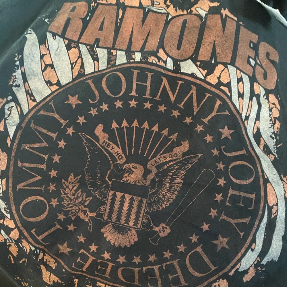 RAMONES Graphic Tee - Picture 13 of 13